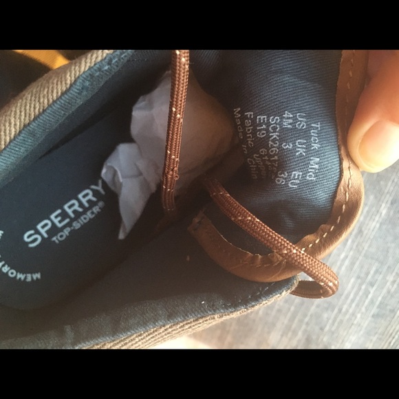 SALE! 🛍SPERRY BOY’S MID TOP SNEAKER 👟 - Picture 6 of 7